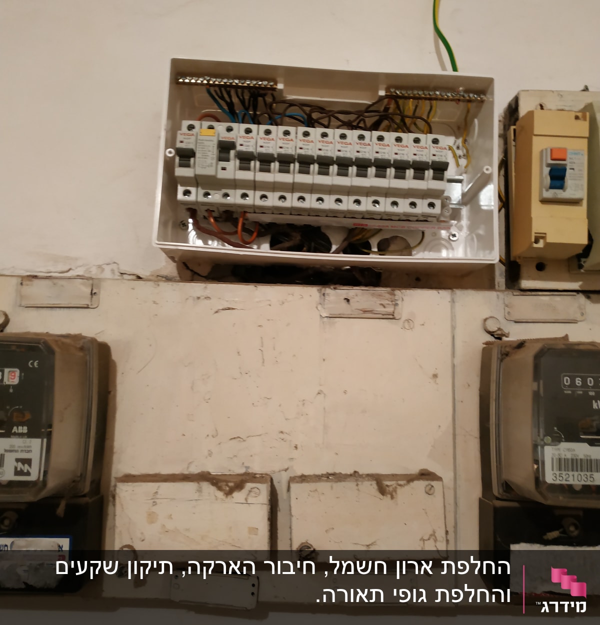 לוח חשמל עם מפסקים וחוטי חשמל חשופים